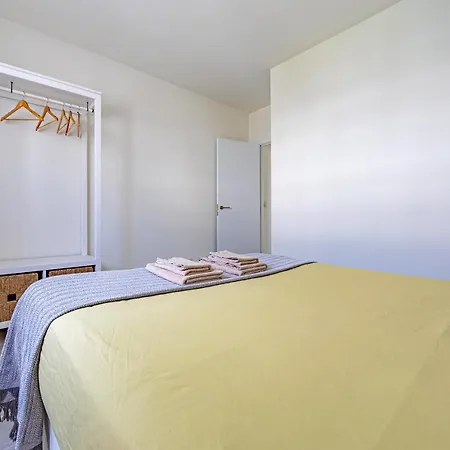 At 350m, Pool, Chillout Patio And Fibre Wifi Apartment