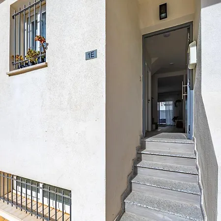 At 350m, Pool, Chillout Patio And Fibre Wifi Apartment *