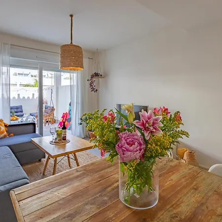 At 350m, Pool, Chillout Patio And Fibre Wifi Apartment *