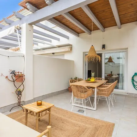 Apartment At 350m, Pool, Chillout Patio And Fibre Wifi